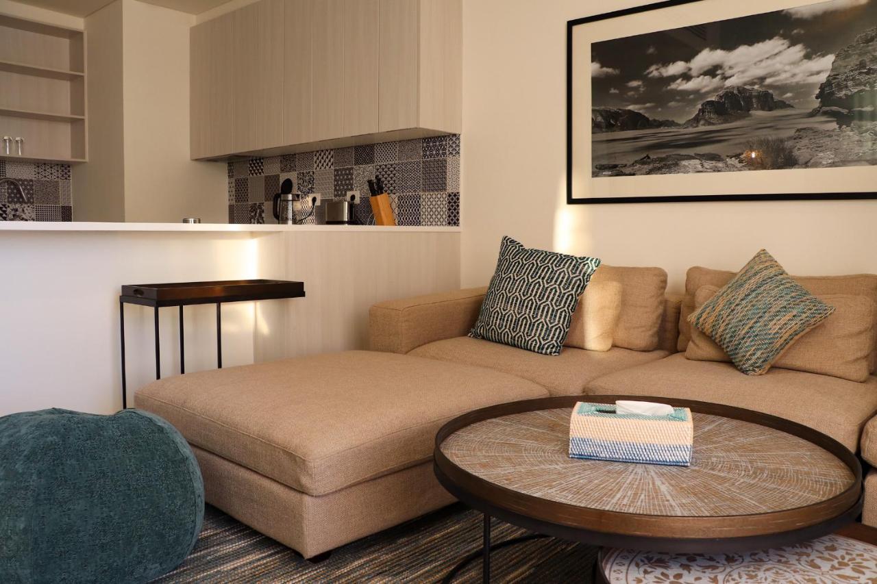 Cloud 7 Residences Ayla Aqaba Ngoại thất bức ảnh A living room with a chaise longue