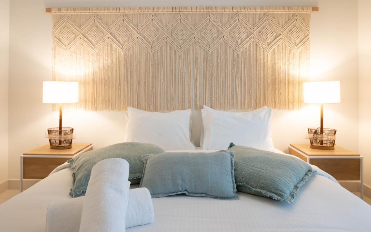 Cloud 7 Residences Ayla Aqaba Ngoại thất bức ảnh A bed with a headboard